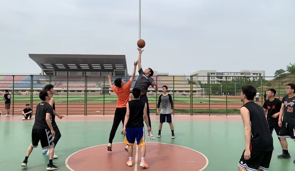 一群人站在篮球比赛中度可信度描述已自动生成